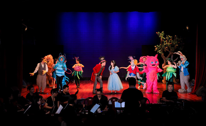 Công diễn vở nhạc kịch "Alice lạc vào xứ sở thần tiên"