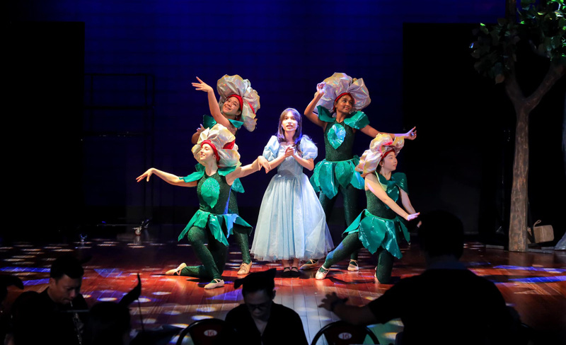 Công diễn vở nhạc kịch "Alice lạc vào xứ sở thần tiên"