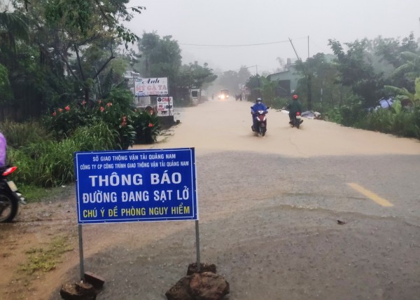 Quảng Nam: Mưa trắng trời, Quốc lộ 14B sạt lở nghiêm trọng