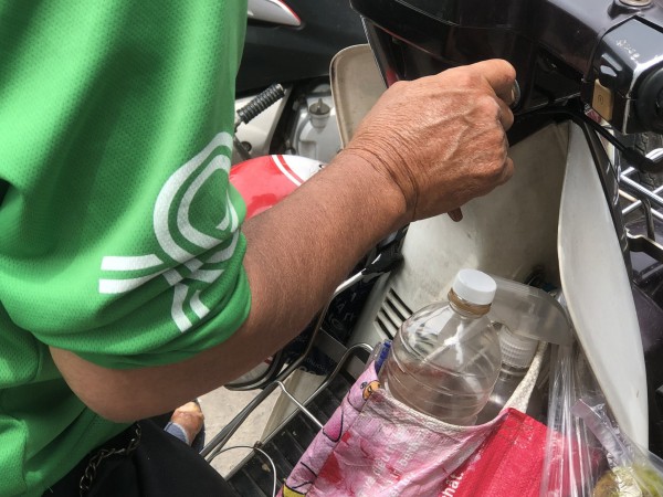 Mang can, chai nhựa xếp hàng mua xăng Mang can, chai nhựa xếp hàng mua xăng