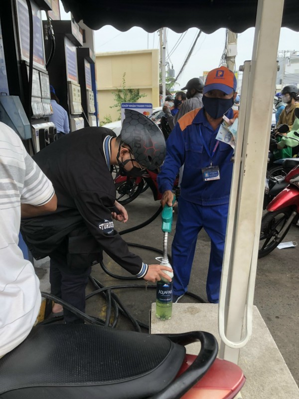 Mang can, chai nhựa xếp hàng mua xăng Mang can, chai nhựa xếp hàng mua xăng