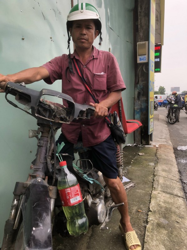 Mang can, chai nhựa xếp hàng mua xăng Mang can, chai nhựa xếp hàng mua xăng