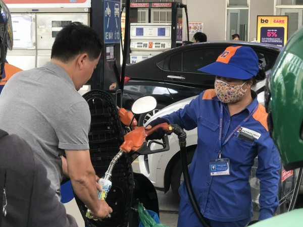 Mang can, chai nhựa xếp hàng mua xăng Mang can, chai nhựa xếp hàng mua xăng