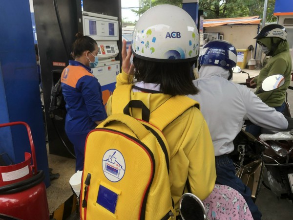 Mang can, chai nhựa xếp hàng mua xăng Mang can, chai nhựa xếp hàng mua xăng