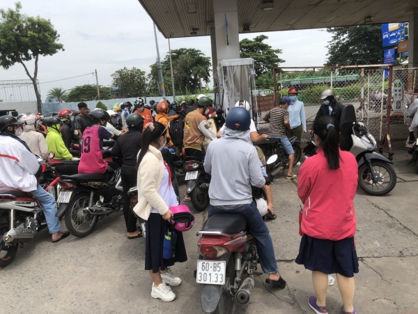 Mang can, chai nhựa xếp hàng mua xăng Mang can, chai nhựa xếp hàng mua xăng