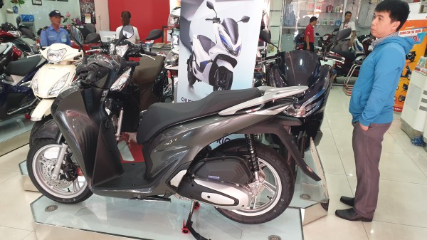 Đội giá bán hơn 20 triệu đồng Honda SH150i vẫn hút khách hơn SH350i
