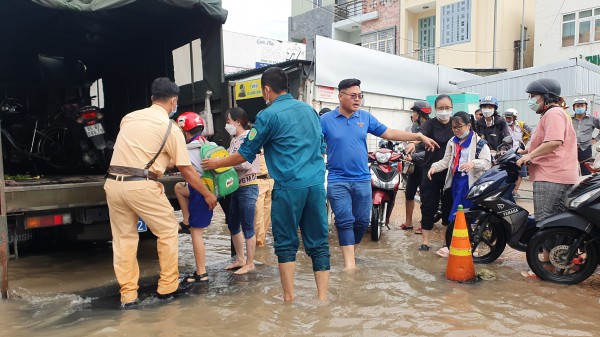 Triều cường dâng cao, học sinh Cần Thơ tự học tại nhà từ ngày 11 - 13.10 Triều cường dâng cao, học sinh Cần Thơ tự học tại nhà từ ngày 11 - 13.10