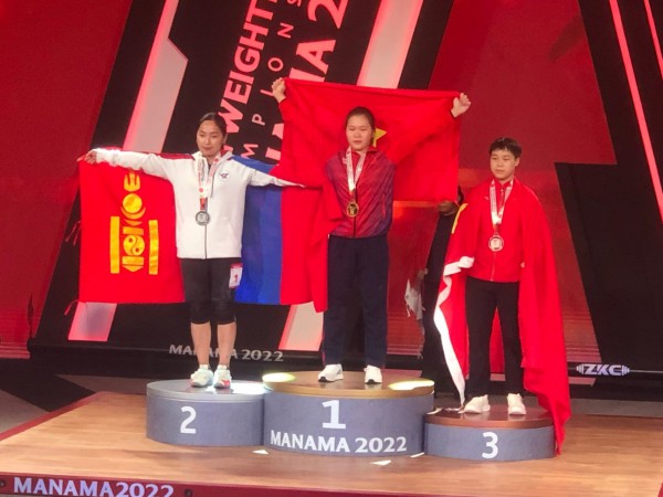 Tuyển thủ cử tạ Trung Quốc suýt trắng tay trước ngôi sao cử tạ mới của Việt Nam