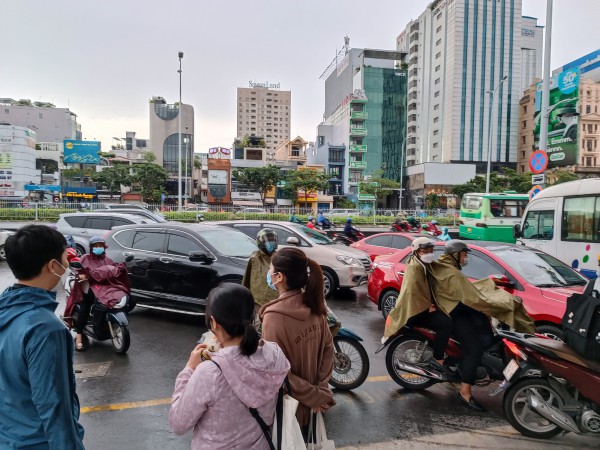 TP.HCM: Người dân đội mưa nối hàng dài chờ đổ xăng, đi sớm 30 phút vẫn chưa đến lượt