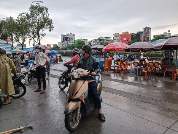 TP.HCM: Người dân đội mưa nối hàng dài chờ đổ xăng, đi sớm 30 phút vẫn chưa đến lượt