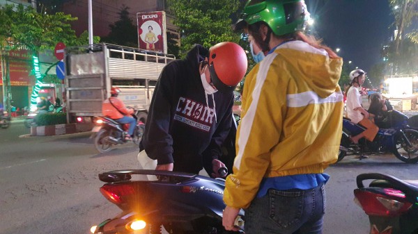 Dân Đồng Nai tranh nhau mua xăng 