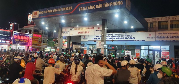 Dân Đồng Nai tranh nhau mua xăng 