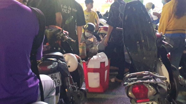 Dân Đồng Nai tranh nhau mua xăng 