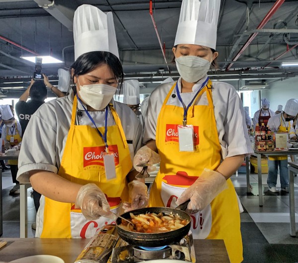 Tìm ra ổ bánh mì ngon nhất, ‘vua bánh mì’ thốt lên: ‘Ăn rất sung sướng!’