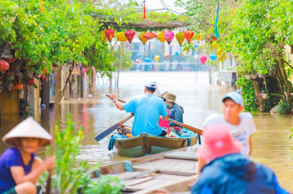 Khách Tây lội nước lũ, ngồi thuyền ngắm phố cổ Hội An