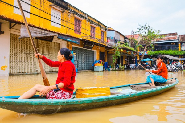 Khách Tây lội nước lũ, ngồi thuyền ngắm phố cổ Hội An