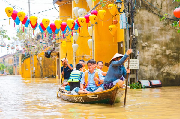 Khách Tây lội nước lũ, ngồi thuyền ngắm phố cổ Hội An