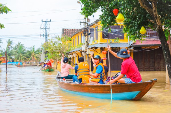 Khách Tây lội nước lũ, ngồi thuyền ngắm phố cổ Hội An