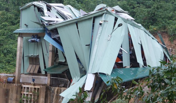 Mưa lớn, sạt lở gây chia cắt ở miền Trung