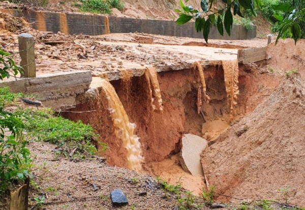 Mưa lớn, sạt lở gây chia cắt ở miền Trung