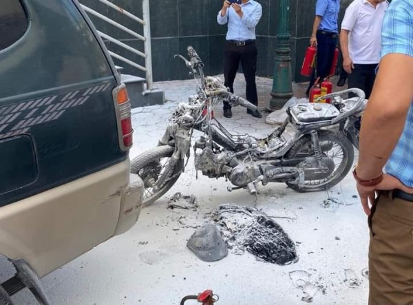 Dập được lửa từ xe máy bốc cháy ngùn ngụt, 2 sinh viên hóa dầu thành ‘Idol’