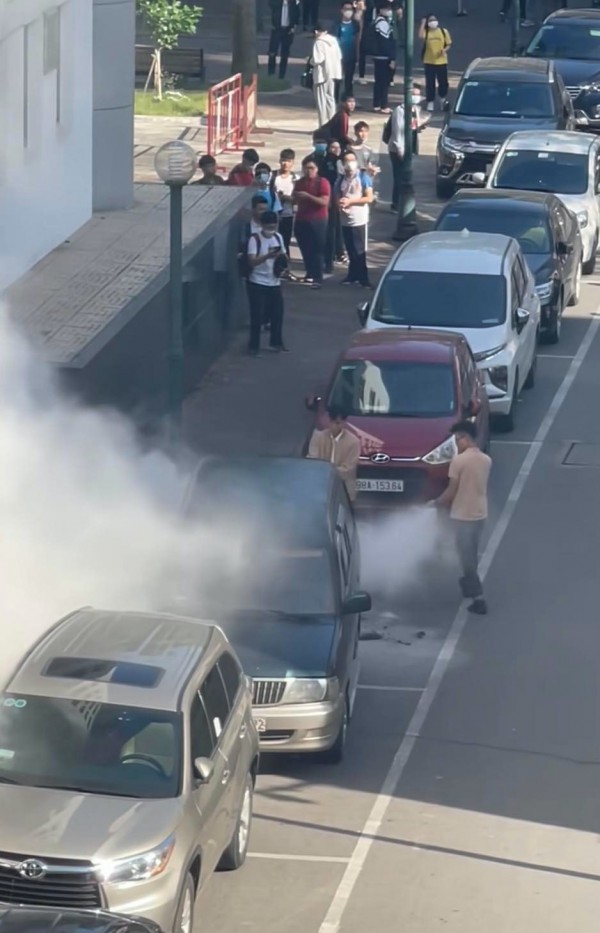 Dập được lửa từ xe máy bốc cháy ngùn ngụt, 2 sinh viên hóa dầu thành ‘Idol’