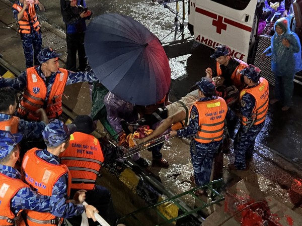 Quảng Ngãi: Vượt sóng lớn, đưa 8 bệnh nhân từ Lý Sơn vào đất liền cấp cứu