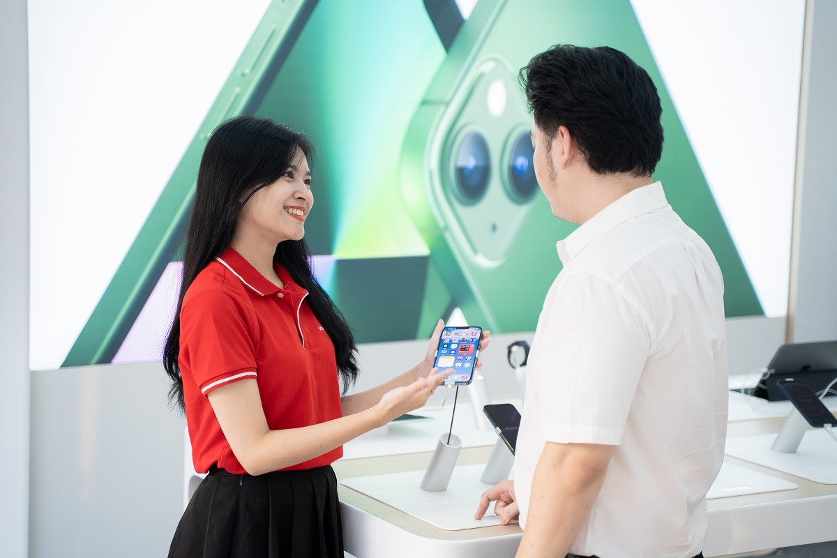 Gần 400 siêu thị Viettel Store chính thức mở bán iPhone 14 series