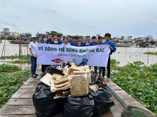 Các tình nguyện viên thu gom rác thải tại chợ nổi Cái Răng