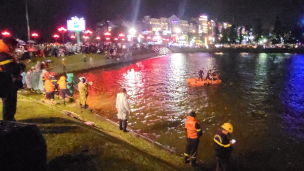 Đà Lạt: Ô tô lao xuống hồ Xuân Hương, 2 người tử vong
