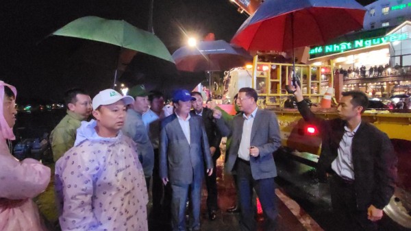 Đà Lạt: Ô tô lao xuống hồ Xuân Hương, 2 người tử vong