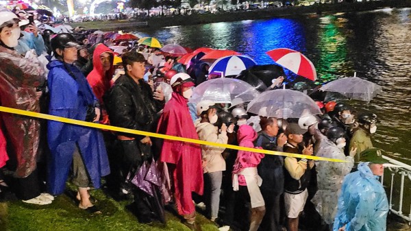 Đà Lạt: Ô tô lao xuống hồ Xuân Hương, 2 người tử vong