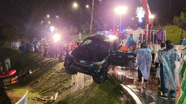 Đà Lạt: Ô tô lao xuống hồ Xuân Hương, 2 người tử vong