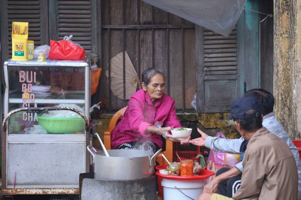 Có gì trong tô bún bò 