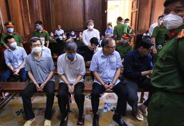 Bị cáo Tất Thành Cang bật khóc, mong muốn nộp tiền khắc phục