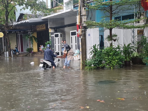 Mưa lớn gây chia cắt, ngập lụt nhiều tuyến đường ở TP.Huế