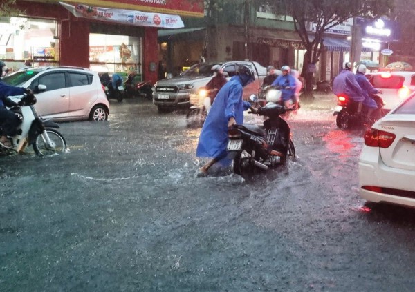 Đà Nẵng: Mưa lớn kéo dài, cảnh báo lũ quét, sạt lở