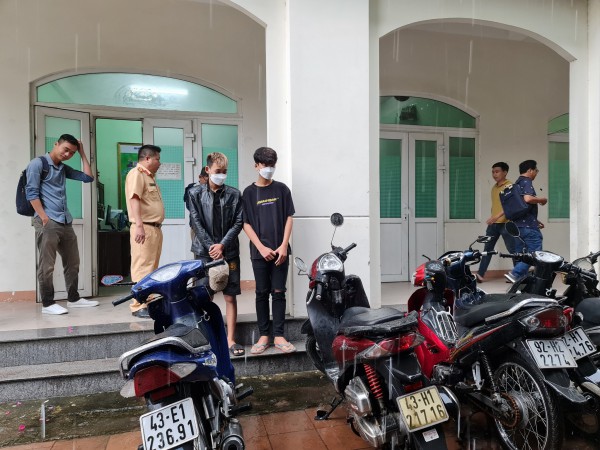 Phụ huynh bị xử phạt vì con chạy xe máy phân khối lớn đến trường