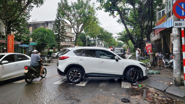 Đà Nẵng: Thiếu nữ 16 tuổi tử vong do đuối nước trong trận mưa, lũ lụt lịch sử