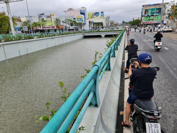 Đà Nẵng: Nhiều tuyến phố vẫn ngập nặng, nước sâu lút đầu