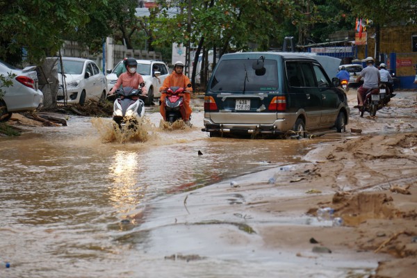 Đà Nẵng: Nhiều tuyến phố vẫn ngập nặng, nước sâu lút đầu