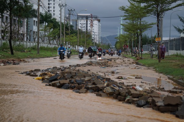 Đà Nẵng: Nhiều tuyến phố vẫn ngập nặng, nước sâu lút đầu