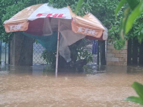 Thừa Thiên - Huế: Ngập lụt diện rộng, nước vẫn chưa có dấu hiệu hạ