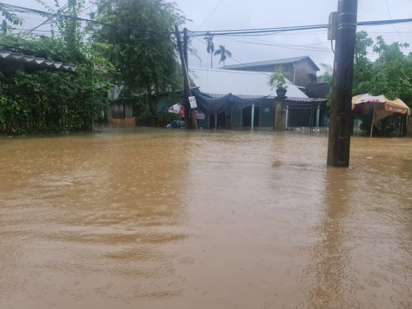 Thừa Thiên - Huế: Ngập lụt diện rộng, nước vẫn chưa có dấu hiệu hạ