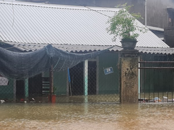 Thừa Thiên - Huế: Ngập lụt diện rộng, nước vẫn chưa có dấu hiệu hạ