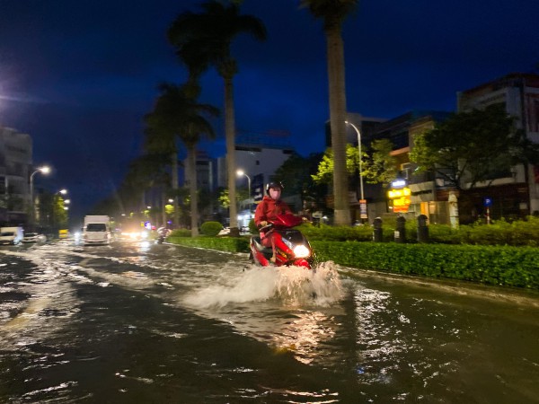 Cảnh tượng chưa từng thấy trên phố phường Đà Nẵng sau trận lũ lịch sử