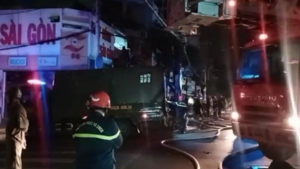 TP.HCM: Cửa hàng dán decal xe máy ở Q.8 cháy trong đêm