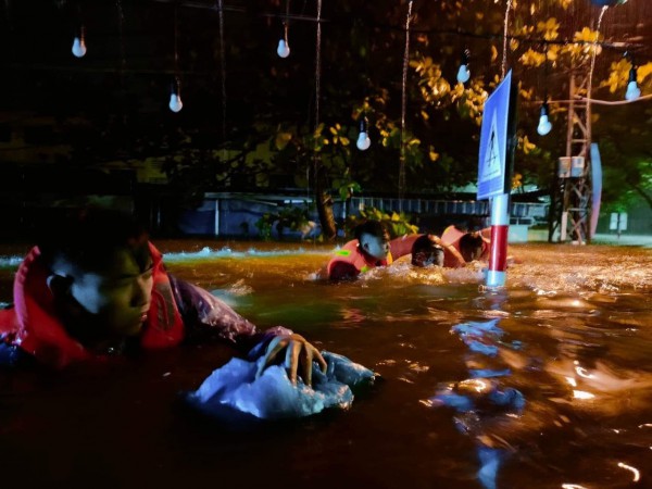 Đà Nẵng: Ngập lụt nghiêm trọng, người dân hoảng loạn lên mạng xã hội cầu cứu
