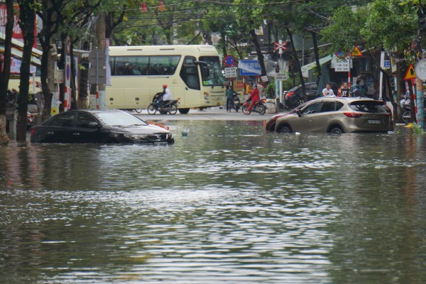 Đường du lịch ven biển Đà Nẵng đứt gãy