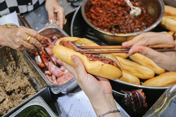 Ly kỳ bánh mì Trường Tiền: Long đong chuyển chỗ, khách vẫn tìm cho ra để mua